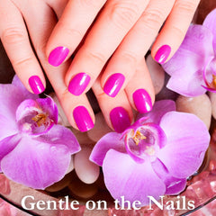 Aplicación en uñas con Karma Organic, manos hidratadas y cutículas suaves.