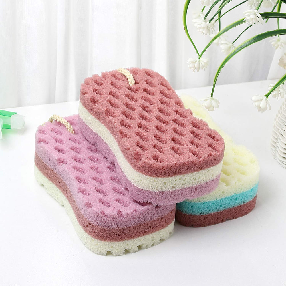 KECUCO bath sponge in pink demonstrates easy grip for comfortable cleansing