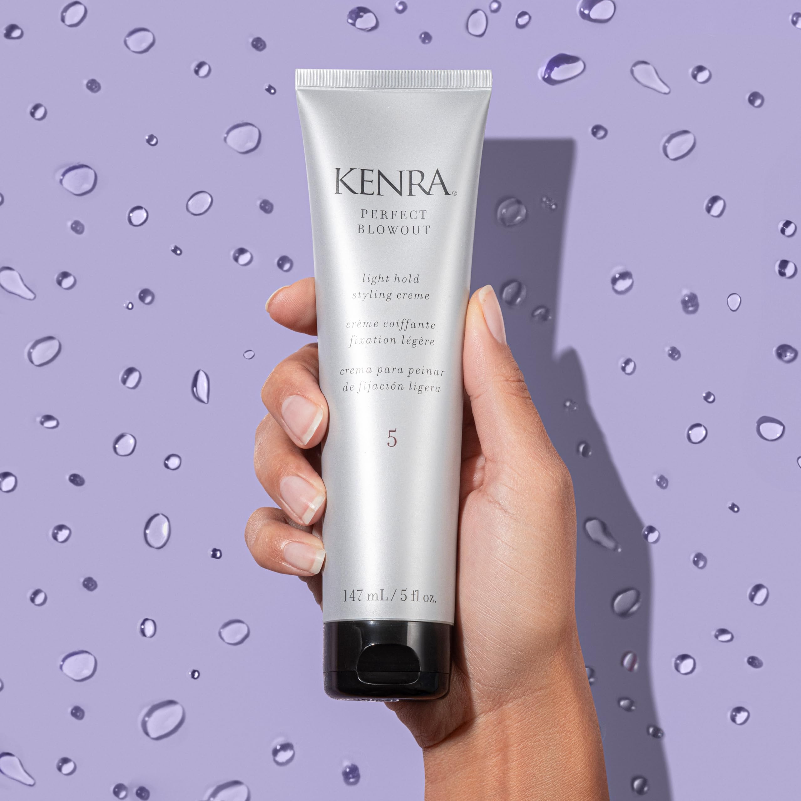 Aplicación suave de Kenra Perfect Blowout 5 para un peinado profesional.