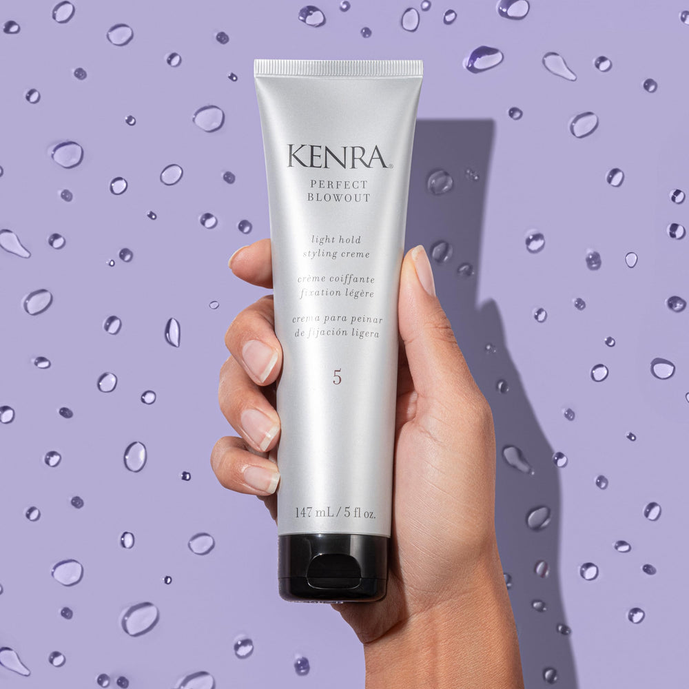 Aplicación suave de Kenra Perfect Blowout 5 para un peinado profesional.