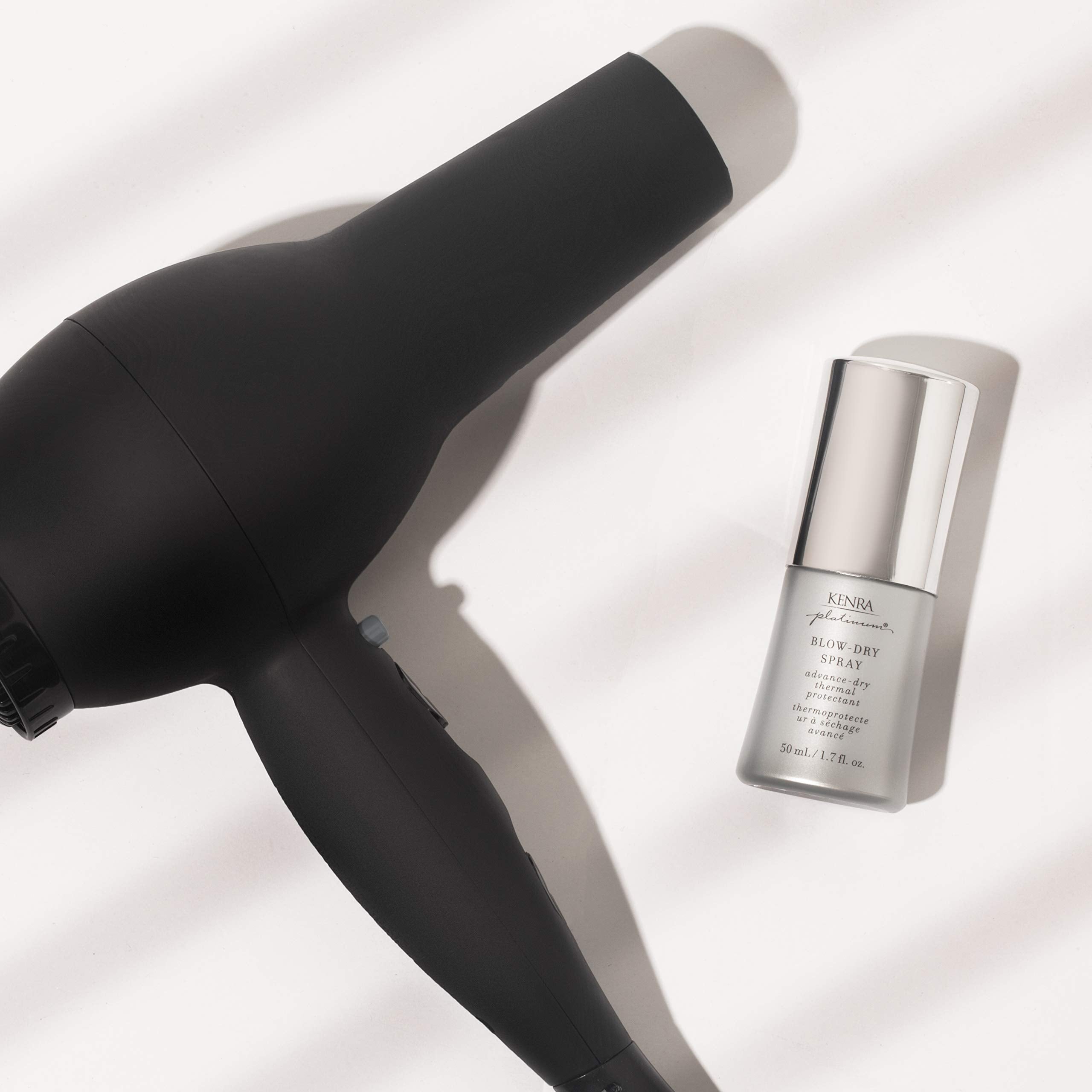 Kenra Platinum Blow-Dry Spray en botella portátil reduce tiempo de secado sin pesar el cabello.