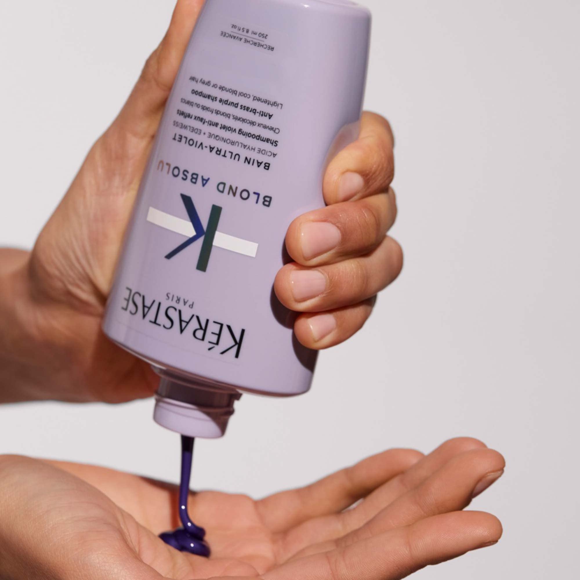 KÉRASTASE Blond Absolu after-use softness close-up on hair fibers