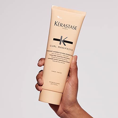 KÉRASTASE Curl Manifesto Hydratation Essentielle application closeup shows easy detangling.