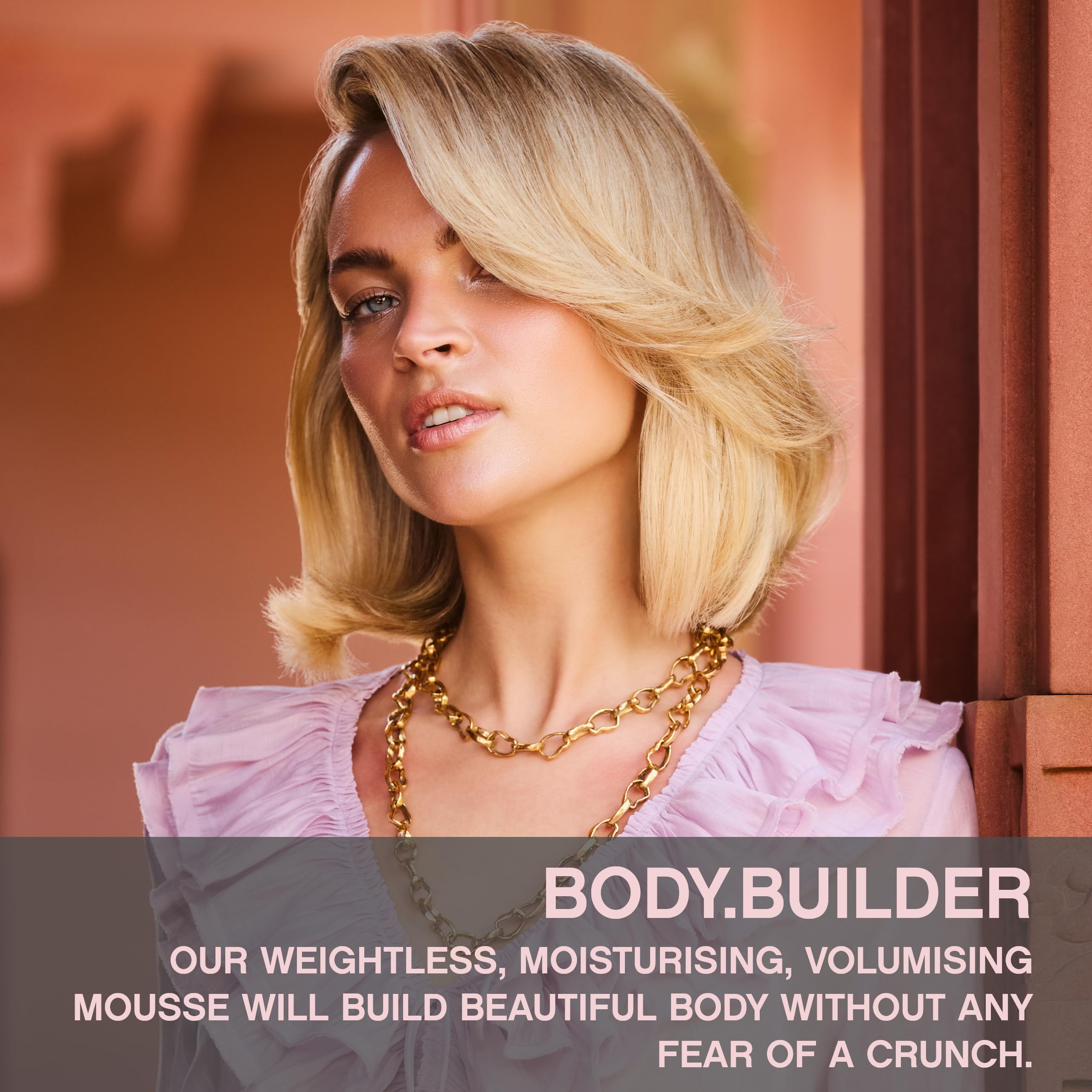 Aplicación de BODY.BUILDER sobre cabello para definición sin peso.