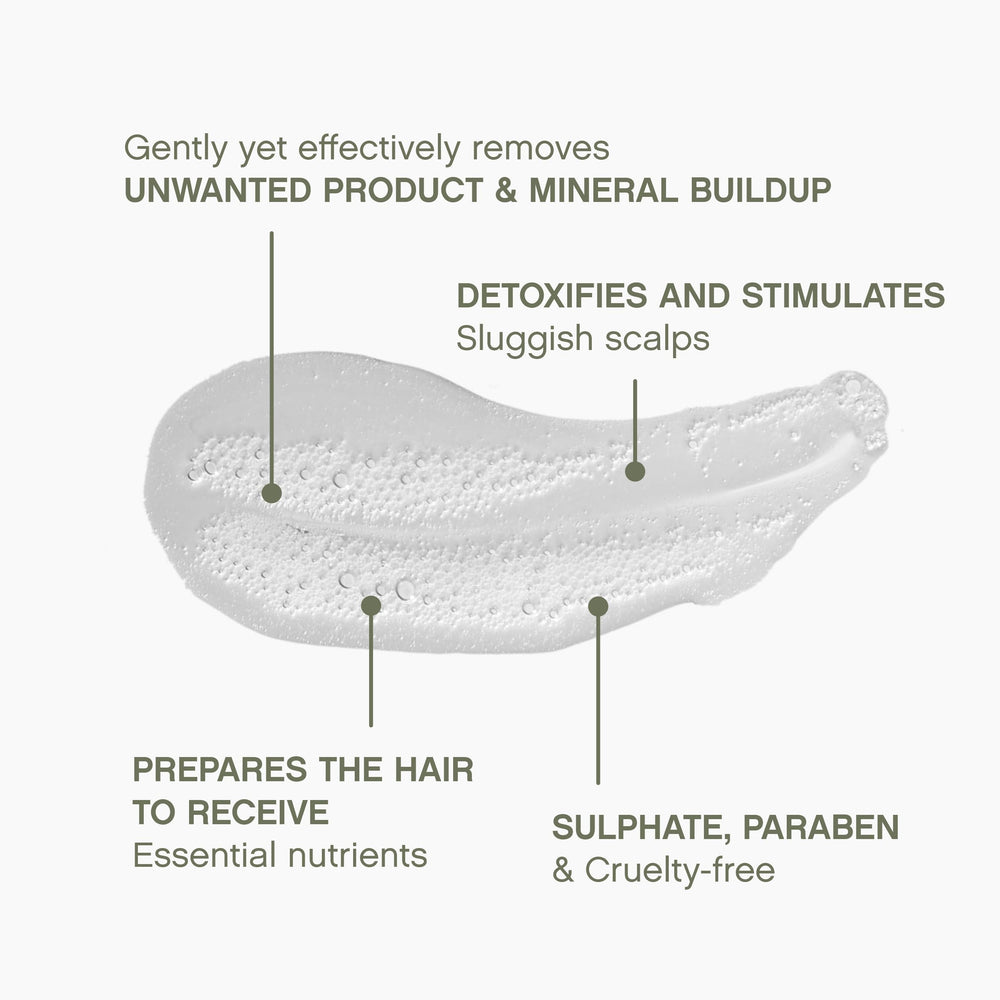 Hands apply MAXI.WASH to the scalp for a gentle detox cleanse.