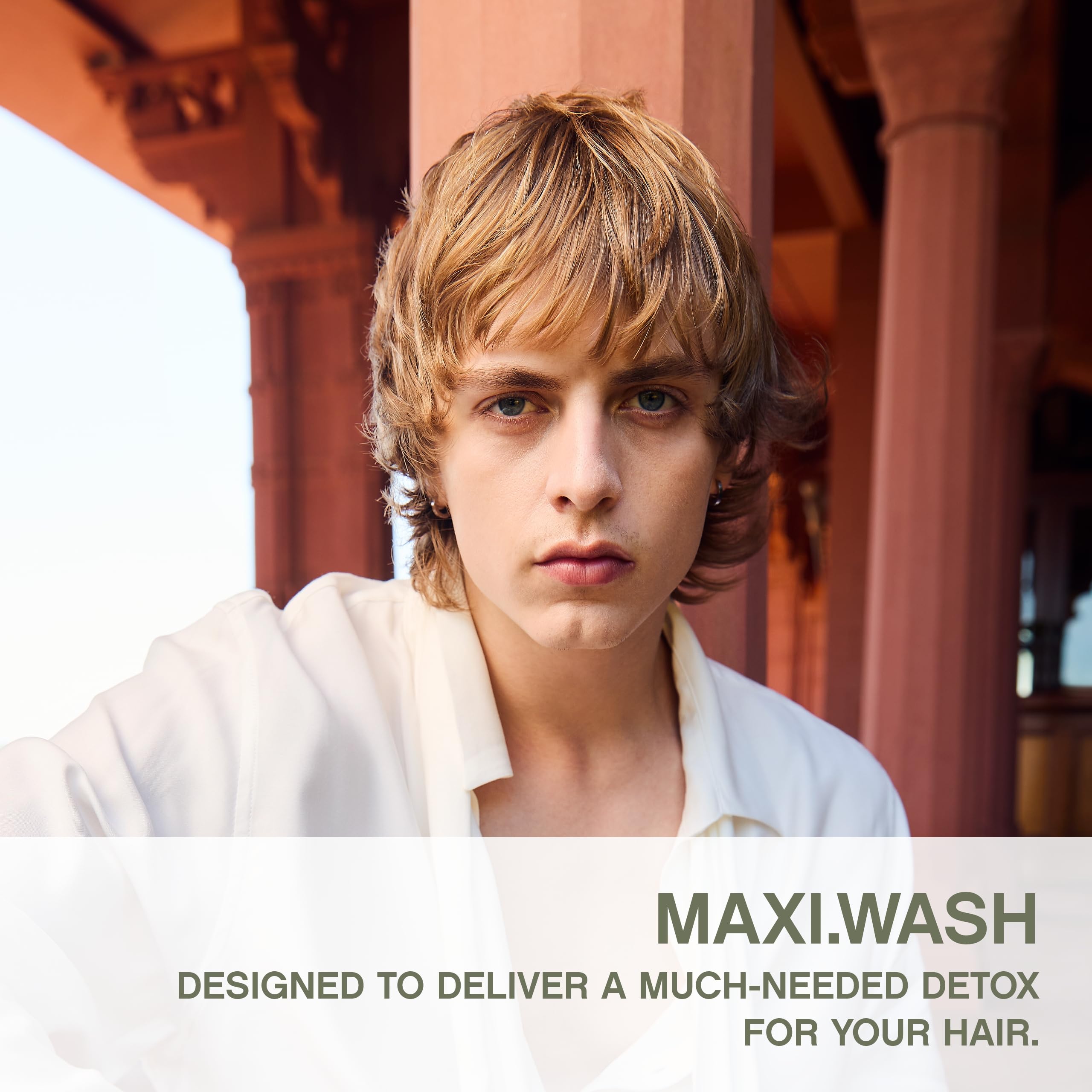 MAXI.WASH bottle highlights Tea Tree Oil and Rosemary for scalp refreshment and vitality.
