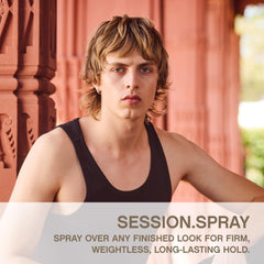 SESSION.SPRAY ofrece resistencia a la humedad para peinados duraderos.