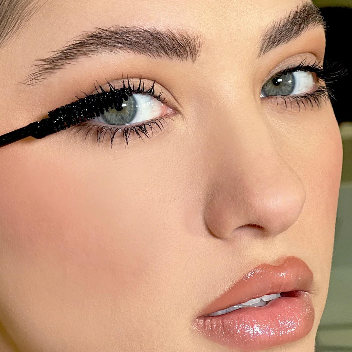 Kevyn Aucoin The Curling Mascara jojoba oil moisturizes lashes during wear