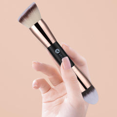 Kingmas bronzer brush dual-ended for easy contour and natural warmth.