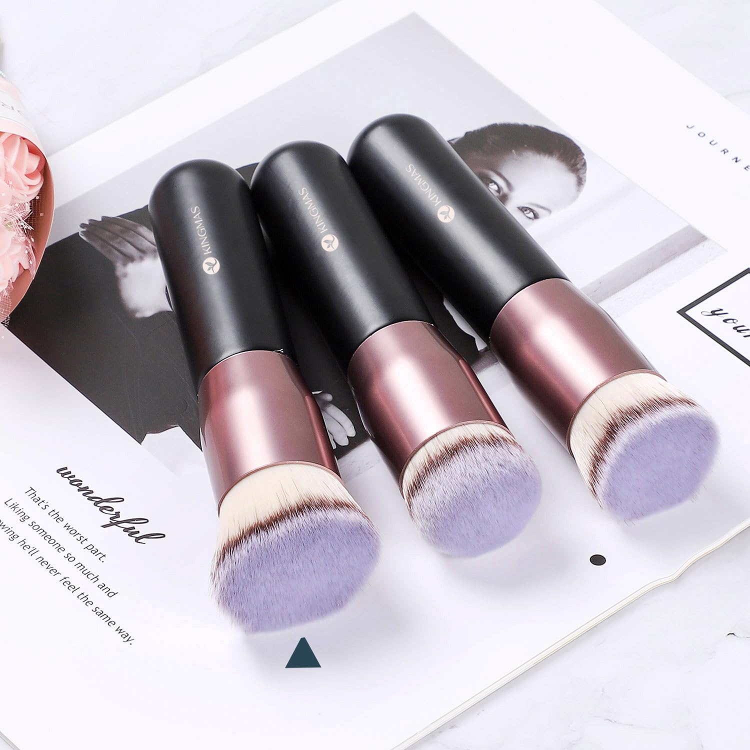 Kingmas easy-cleaning kabuki brush cleans quickly with mild soap.