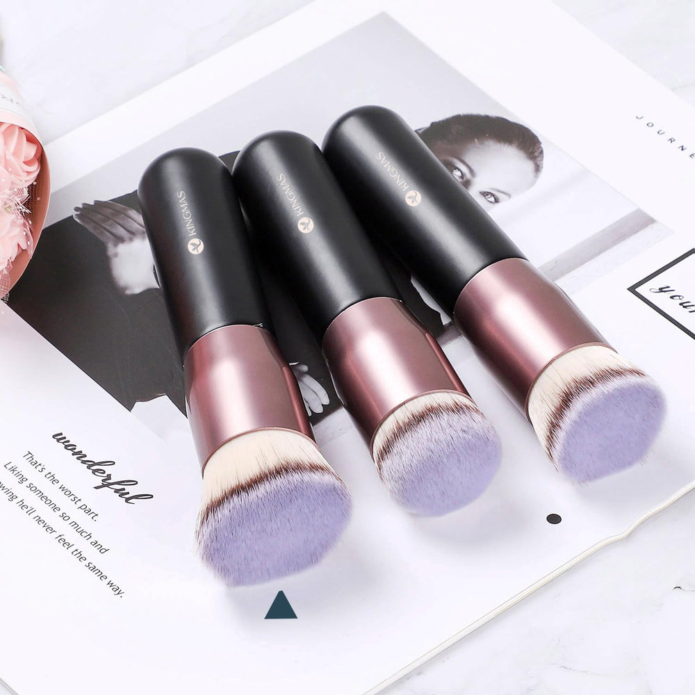 Kingmas easy-cleaning kabuki brush cleans quickly with mild soap.