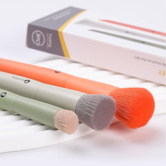 KINGMAS flat-top Kabuki brush blends liquids and powders smoothly