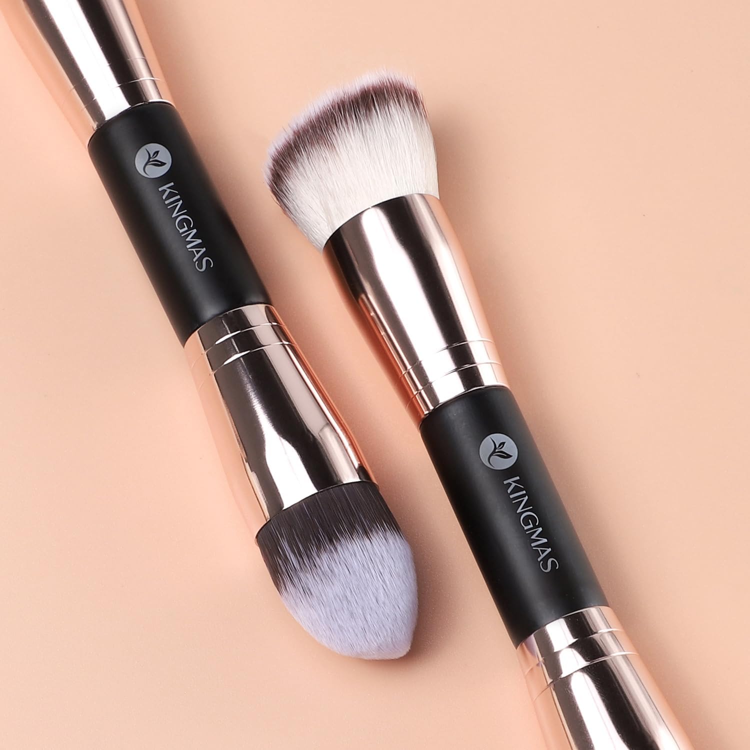Kingmas travel friendly foundation brush for on the go touch ups.