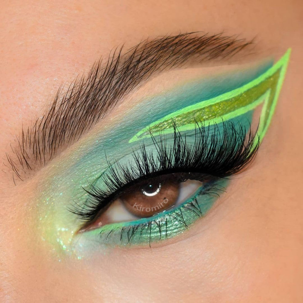 Kiromiro Fox Eye Lashes 6D volume for bold, dramatic eyes.
