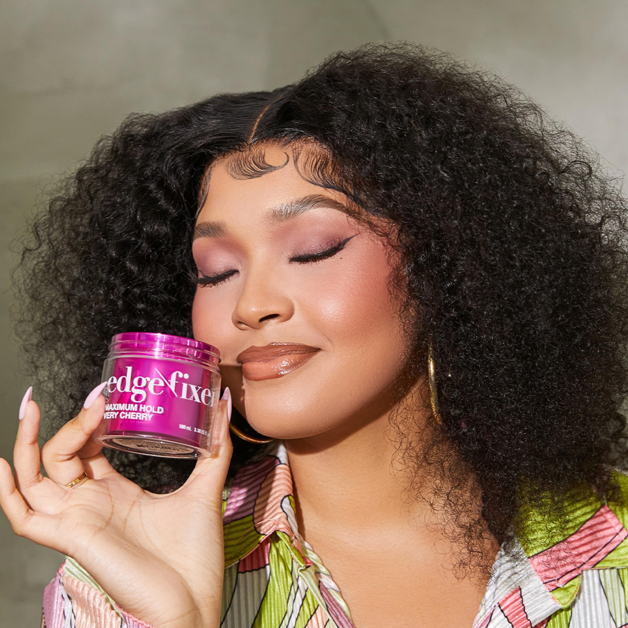 Aroma cereza intenso de KISS Colors & Care para una experiencia agradable.