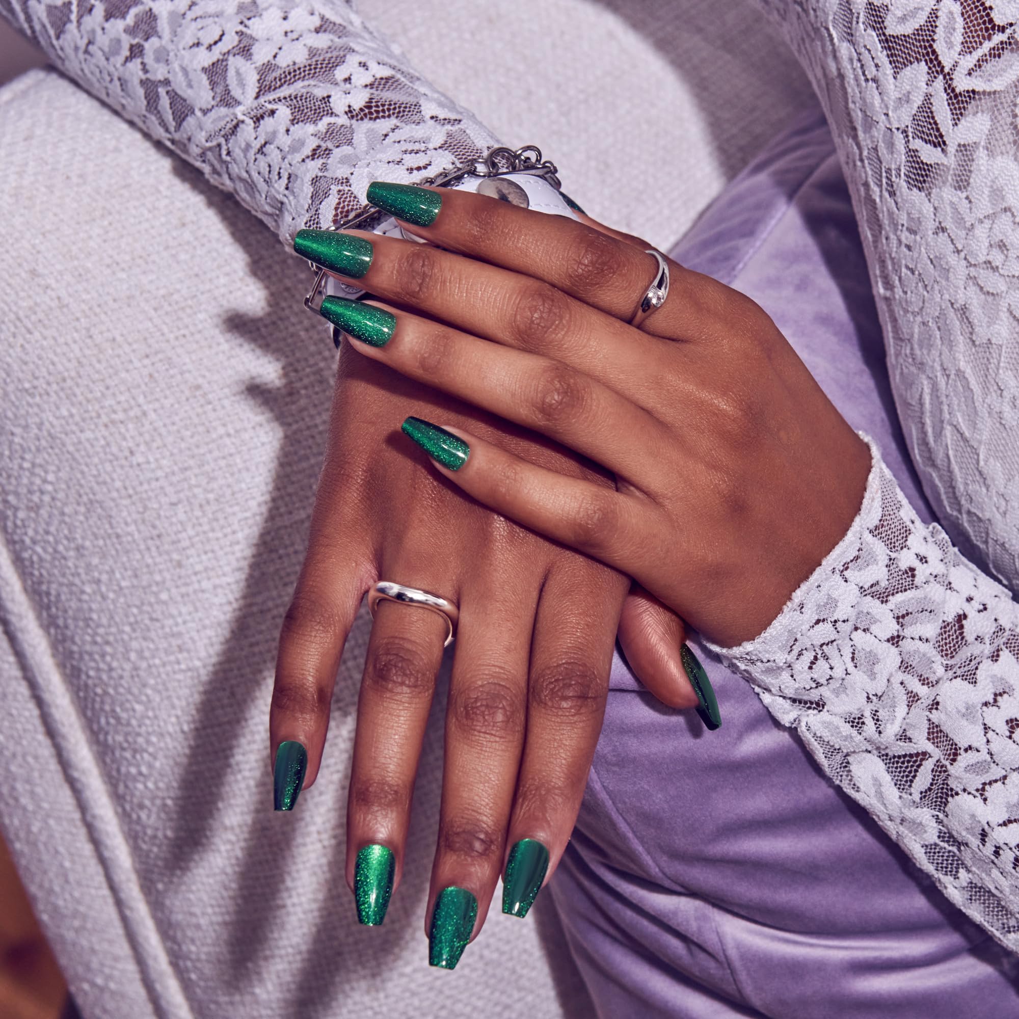 KISS CORE kit con 32 uñas, adhesivo y herramientas para una manicura rápida.