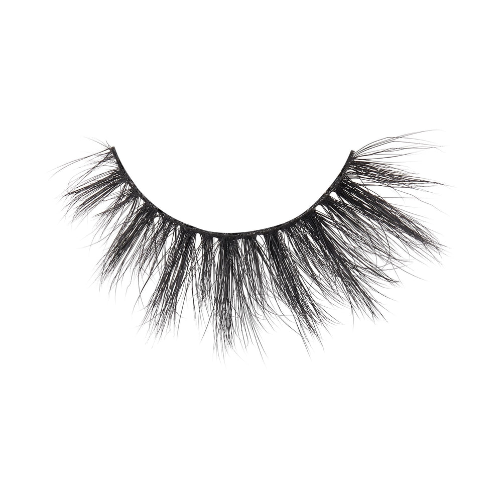 Glamorous yet lightweight KISS Masterpiece lashes for everyday use