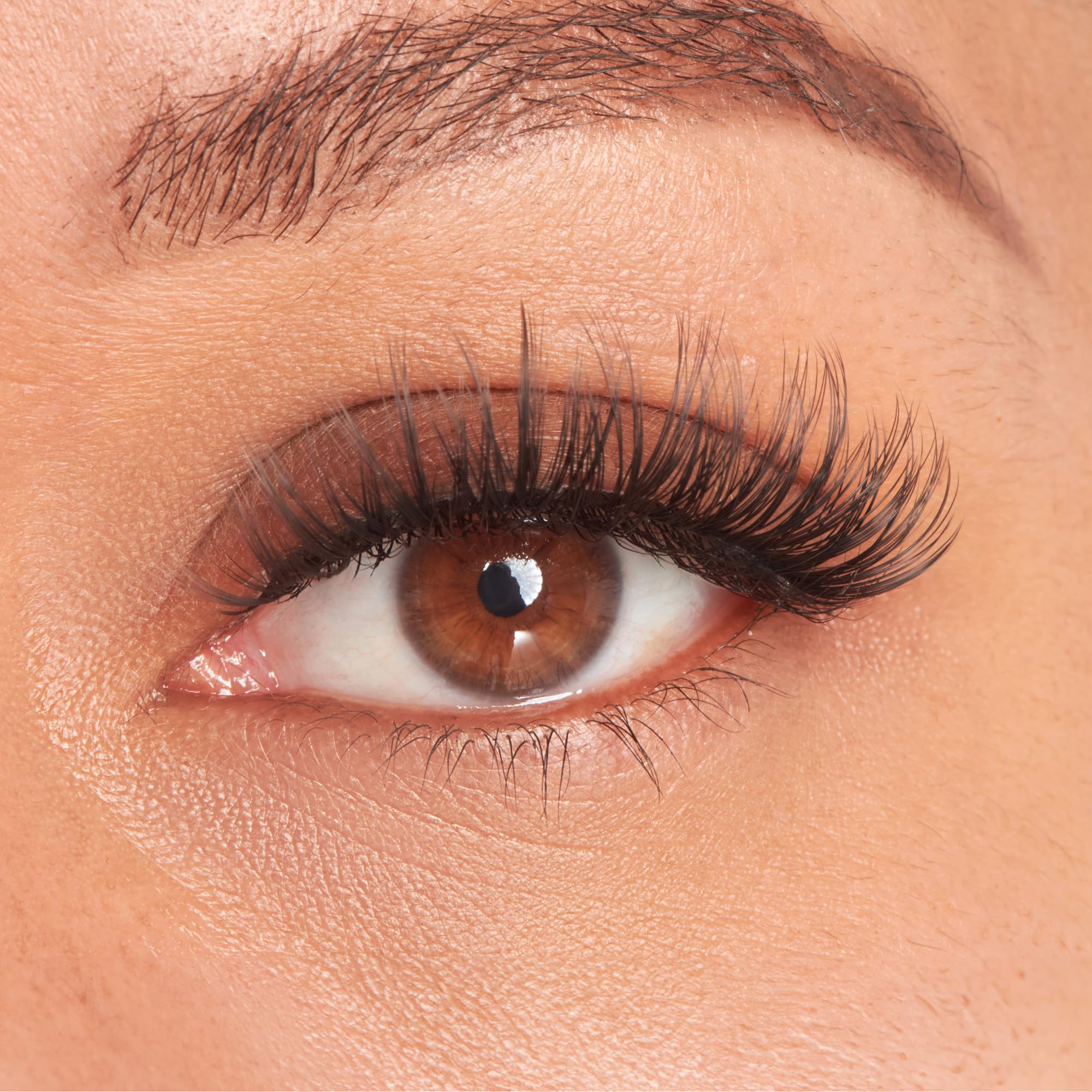 KISS LuXtensions flat lash technology close-up for ultra-slim lash band