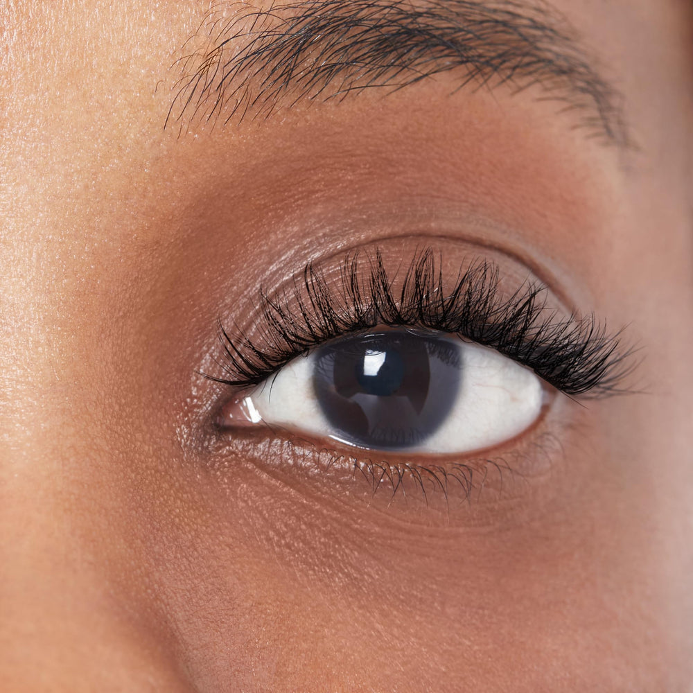 KISS LuXtensions soft curl and lightweight lash band in action