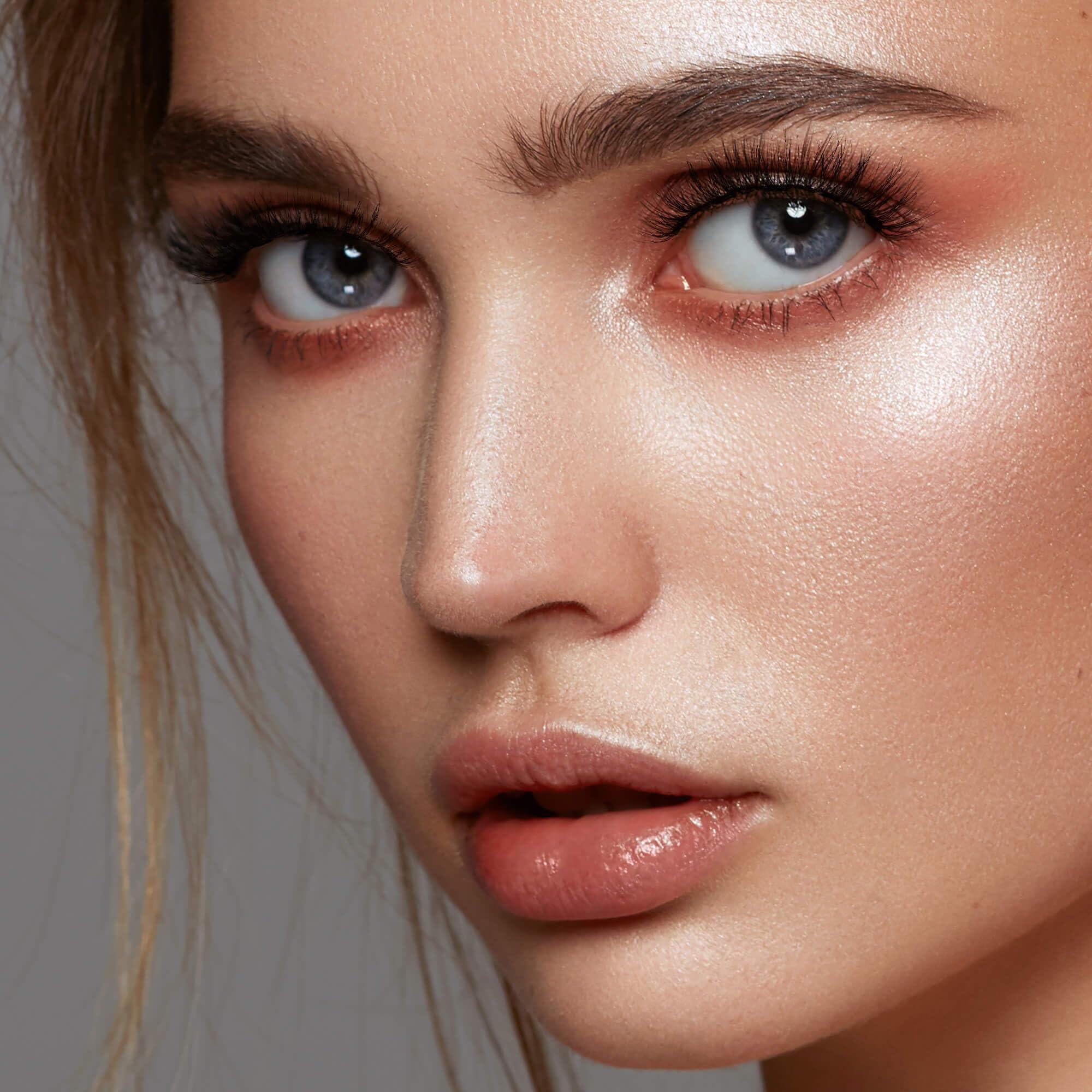 Close-up of Charm lashes shows five double magnets for secure wear.