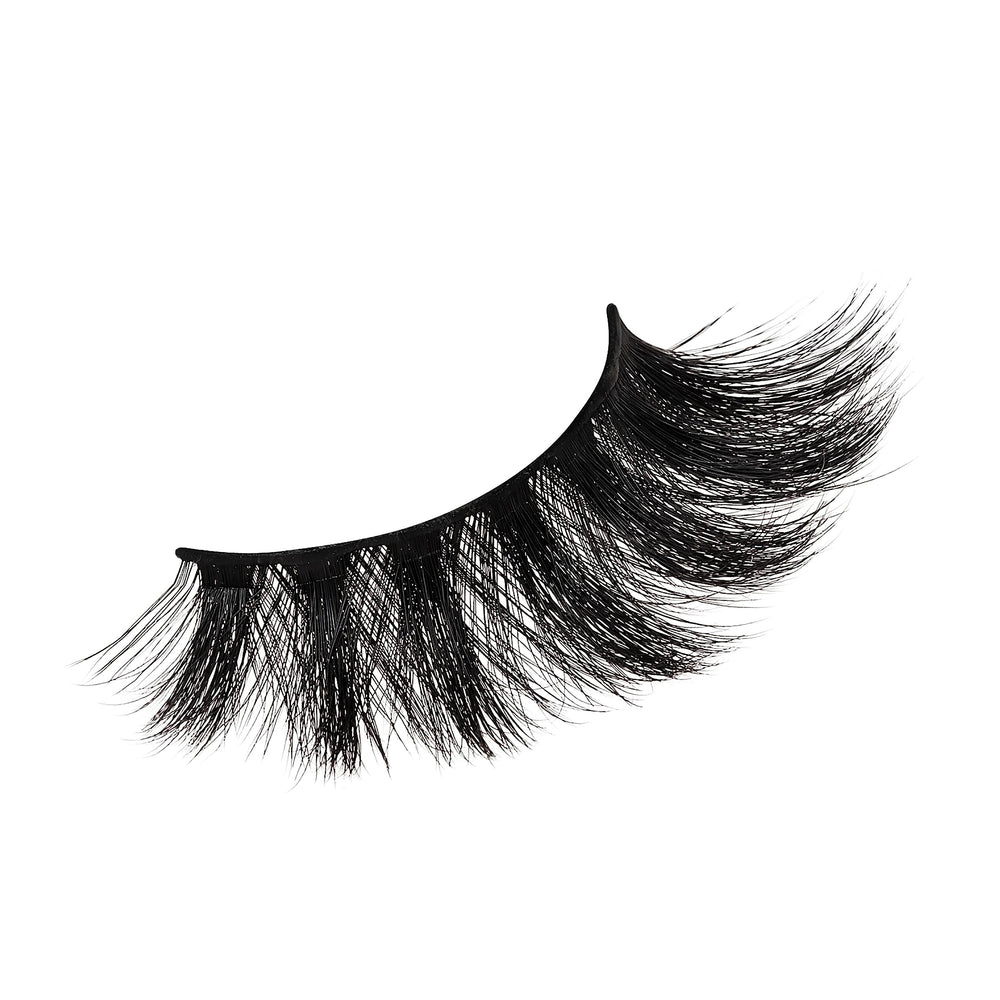 KISS Matte Black application view demonstrates seamless blend with natural lashes.