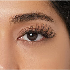 KISS So Wispy Style #01 14mm lashes, open-pack close-up showing crisscross pattern.