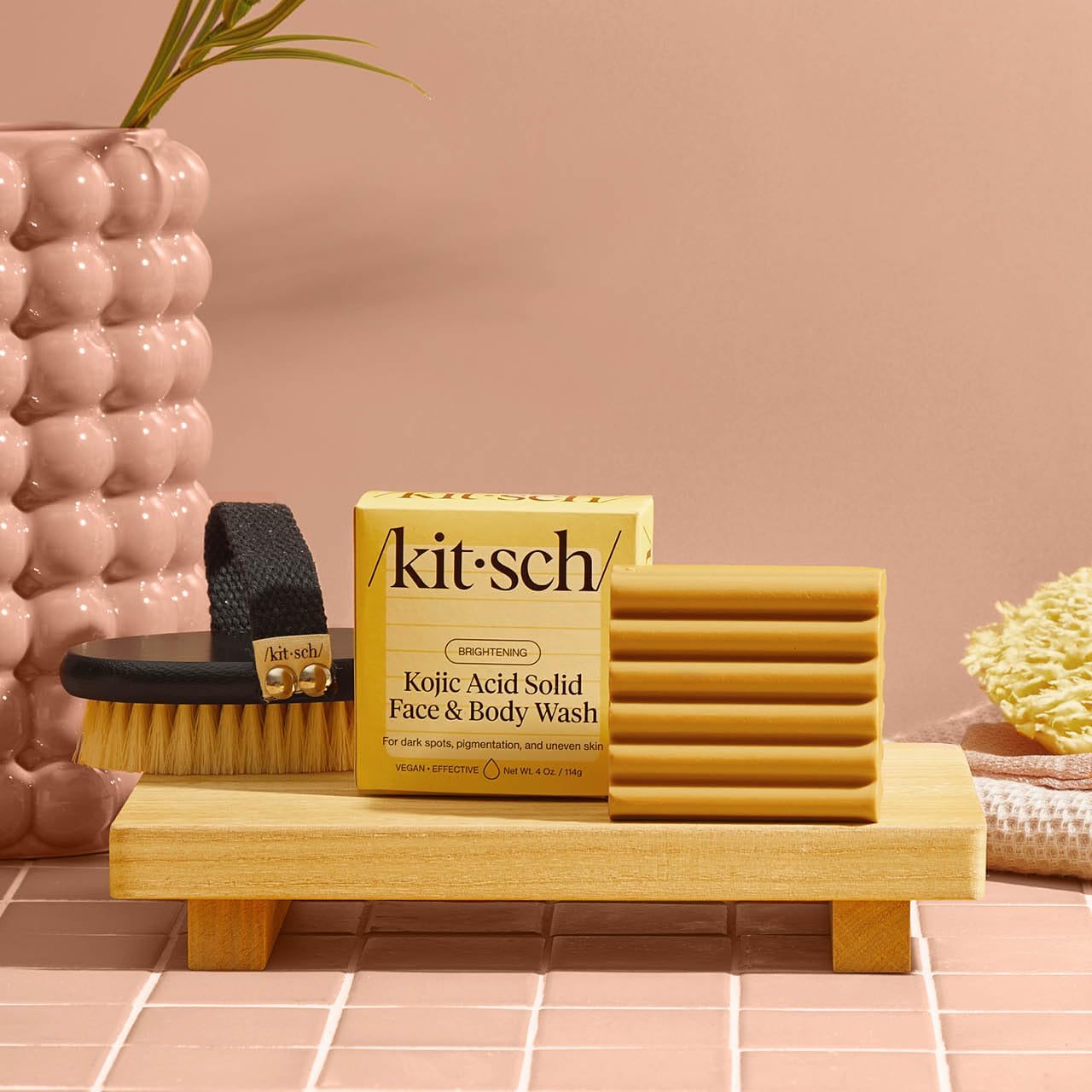 Kitsch Kojic Turmeric Soap Bar: fórmula vegana y limpia para cuidado diario.