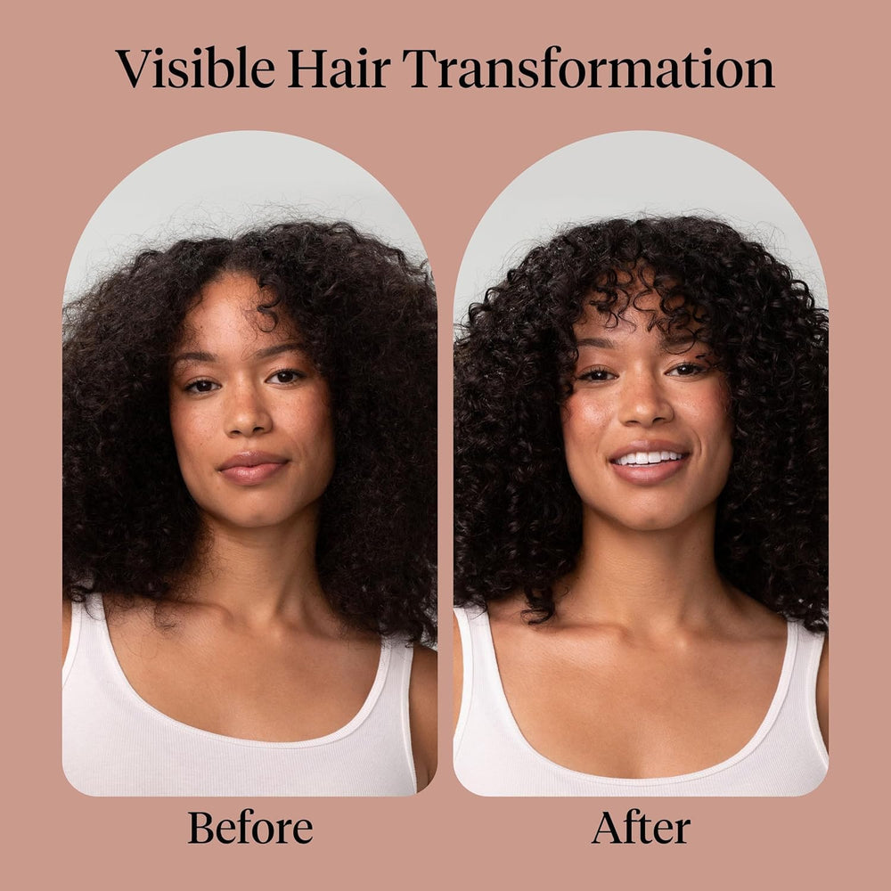 Modelo mujer con cabello rizado muestra rizos definidos.