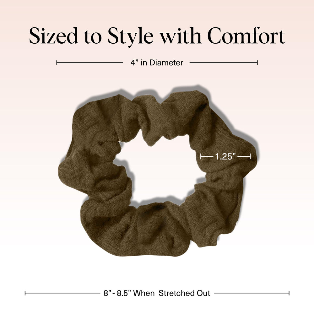 Kitsch Scrunchies textura ante, suave al tacto para un deslizamiento cómodo.