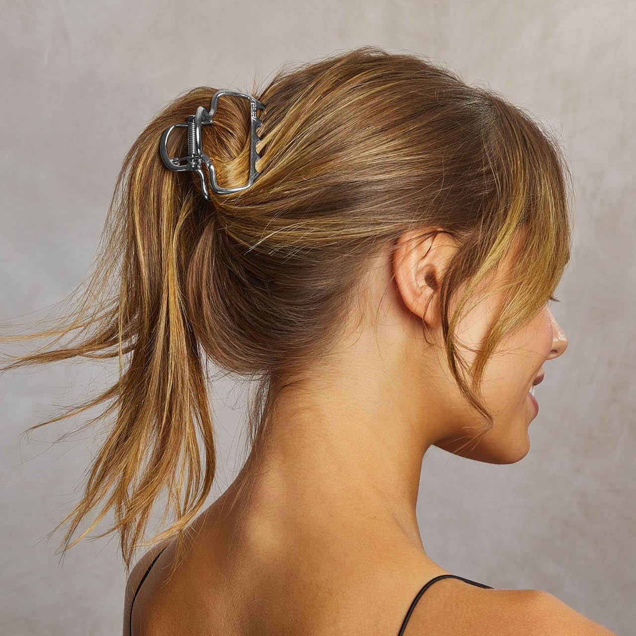 Kitsch versatile hair clip complements work, travel, or events with ease.