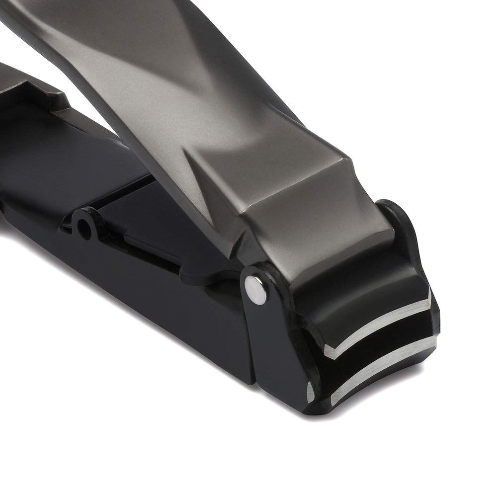 KLIPP self-collecting tray keeps nail debris contained for mess-free grooming