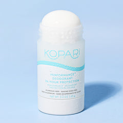 Aplicación suave de Kopari Rendimiento Plus en la piel durante el entrenamiento.
