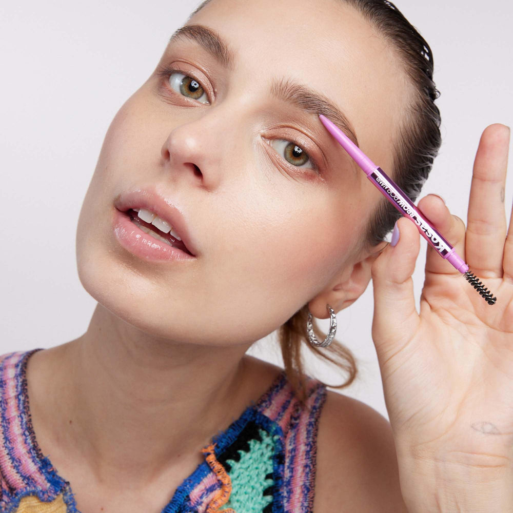 Kosas Brow Pop Nano combina pigmento y cera para trazos definidos.