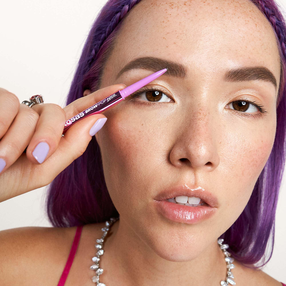 Kosas Brow Pop Nano textura de cera fija trazos