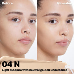 Kosas Revealer Concealer tono 04 durante la aplicación para ojeras con acabado natural.