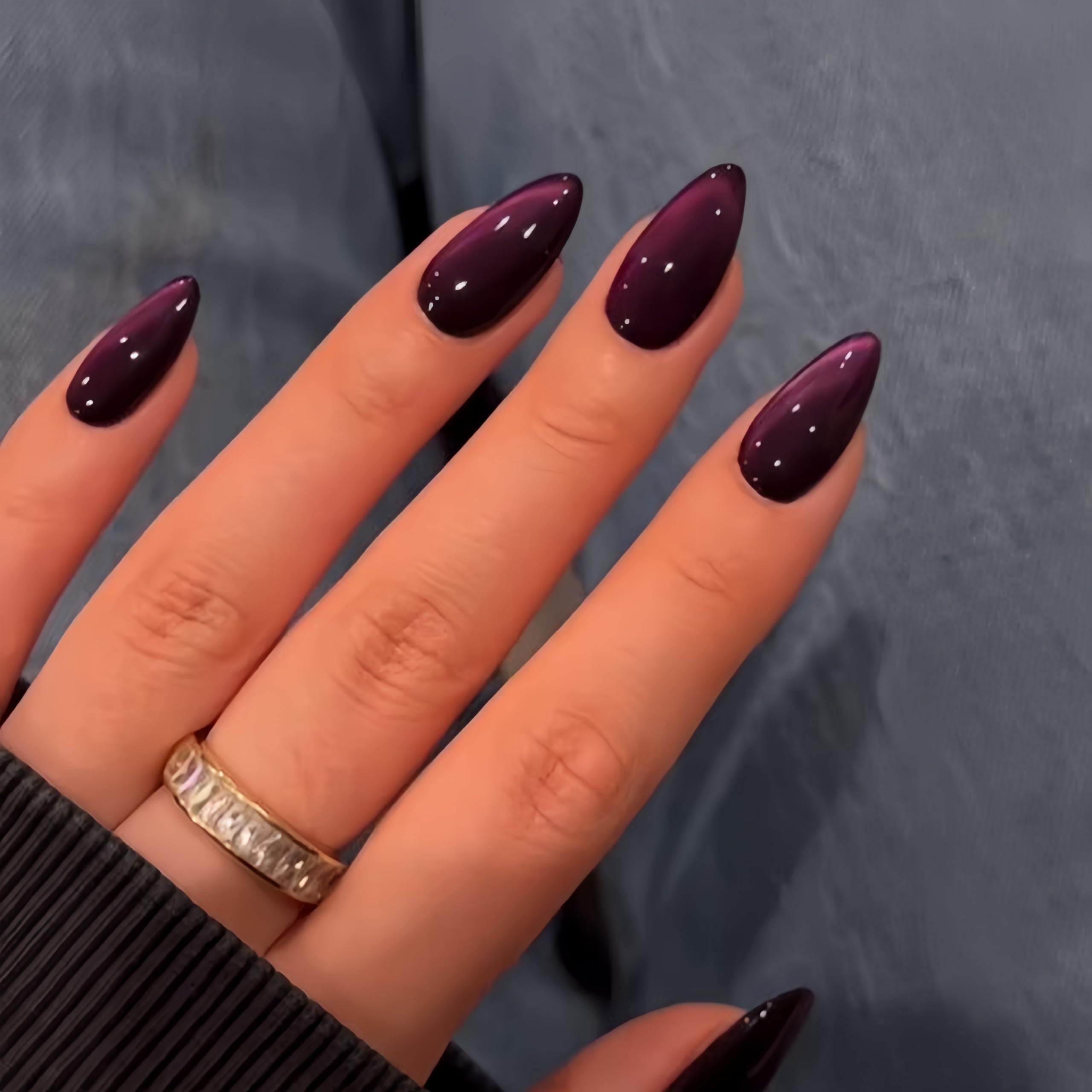 Uñas KQueenest cat eye púrpura con brillo intenso, ideales para eventos.