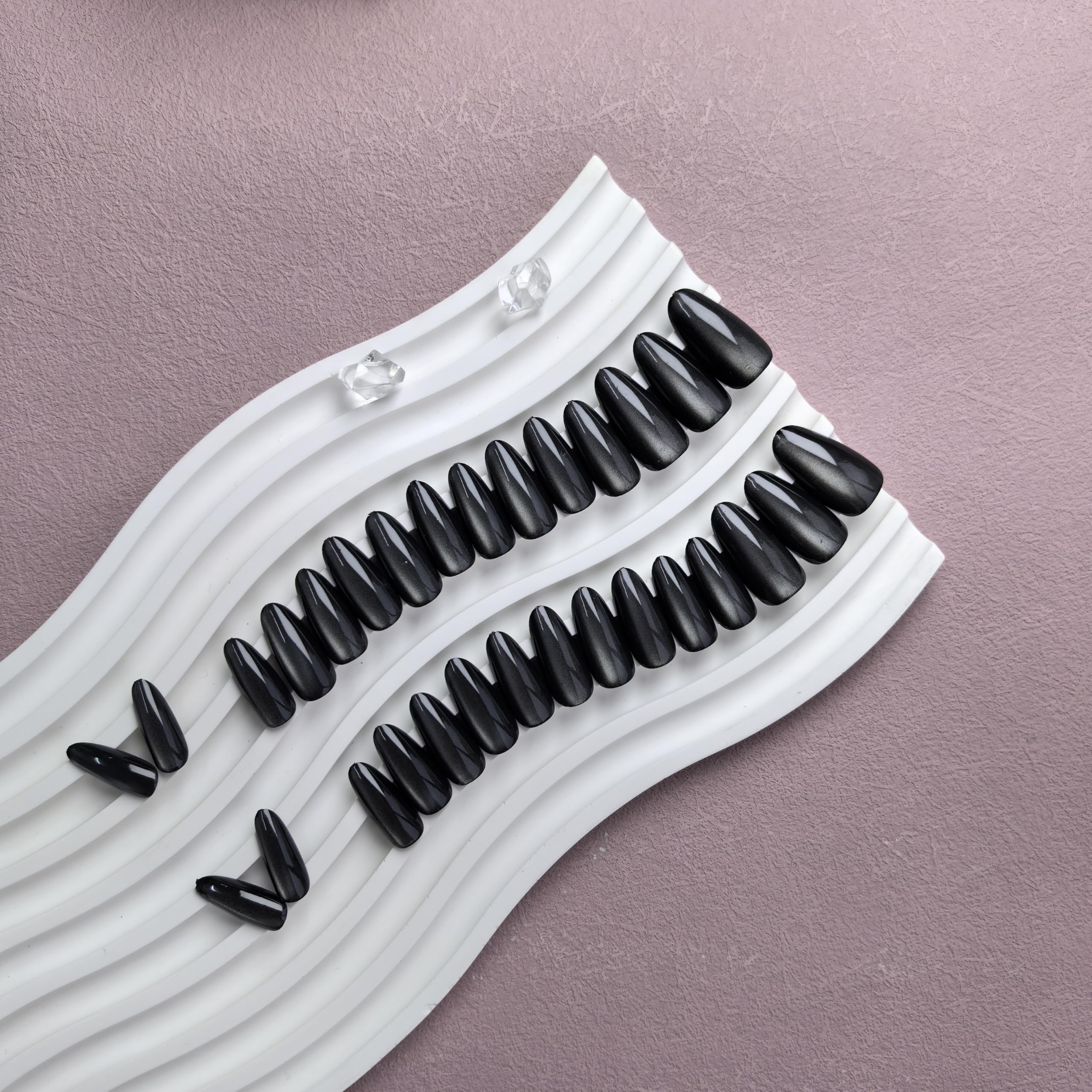 KQueenest Uñas Cat Eye en forma almendra, ajuste suave para un acabado natural.