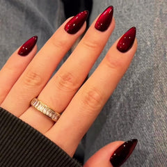 Uñas KQueenest burdeos con purpurina, diseño deslumbrante para eventos y fiestas.