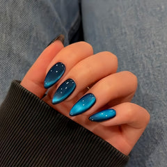 KQueenest Uñas pegables Ojo de Gato Almendra con brillo azul oscuro.