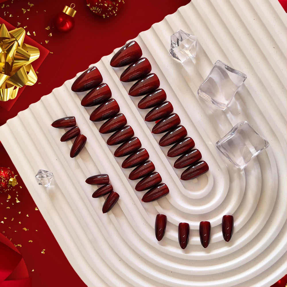 Uñas KQueenest con forma almendra burdeos, ideal para fiestas.