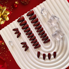 Uñas KQueenest con forma almendra burdeos, ideal para fiestas.