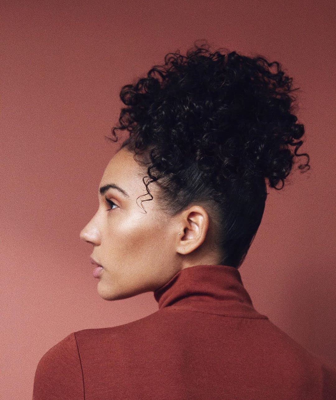 Kristin Ess curl routine application demonstrates slip for easy detangling.
