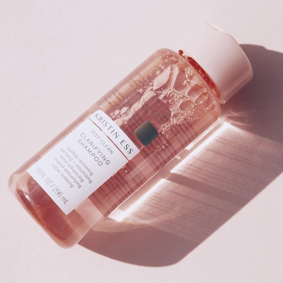 Envase cruelty-free y vegano de Kristin Ess para cuidado responsable.