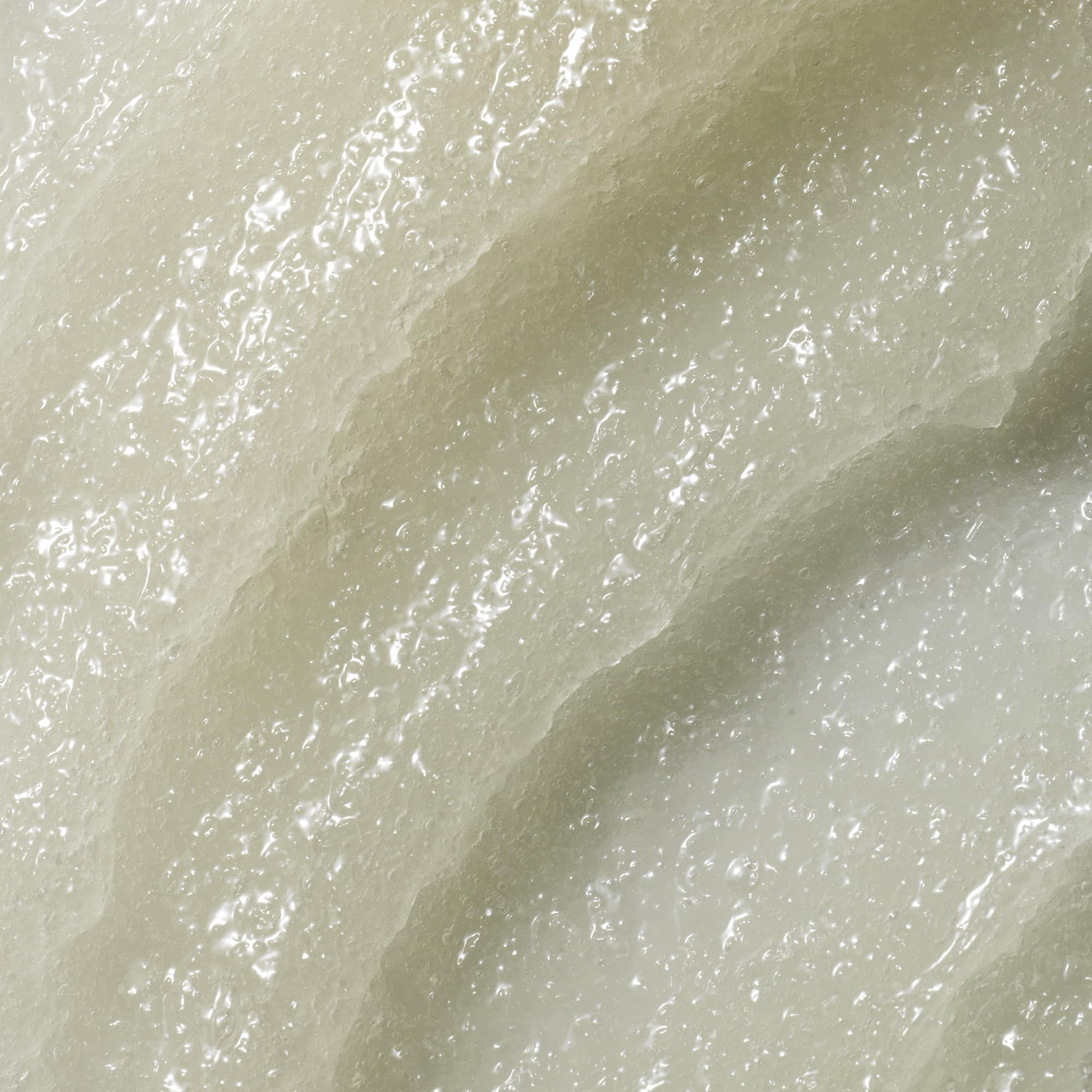 Con gránulos exfoliantes suaves, elimina residuos y controla el exceso de sebo.