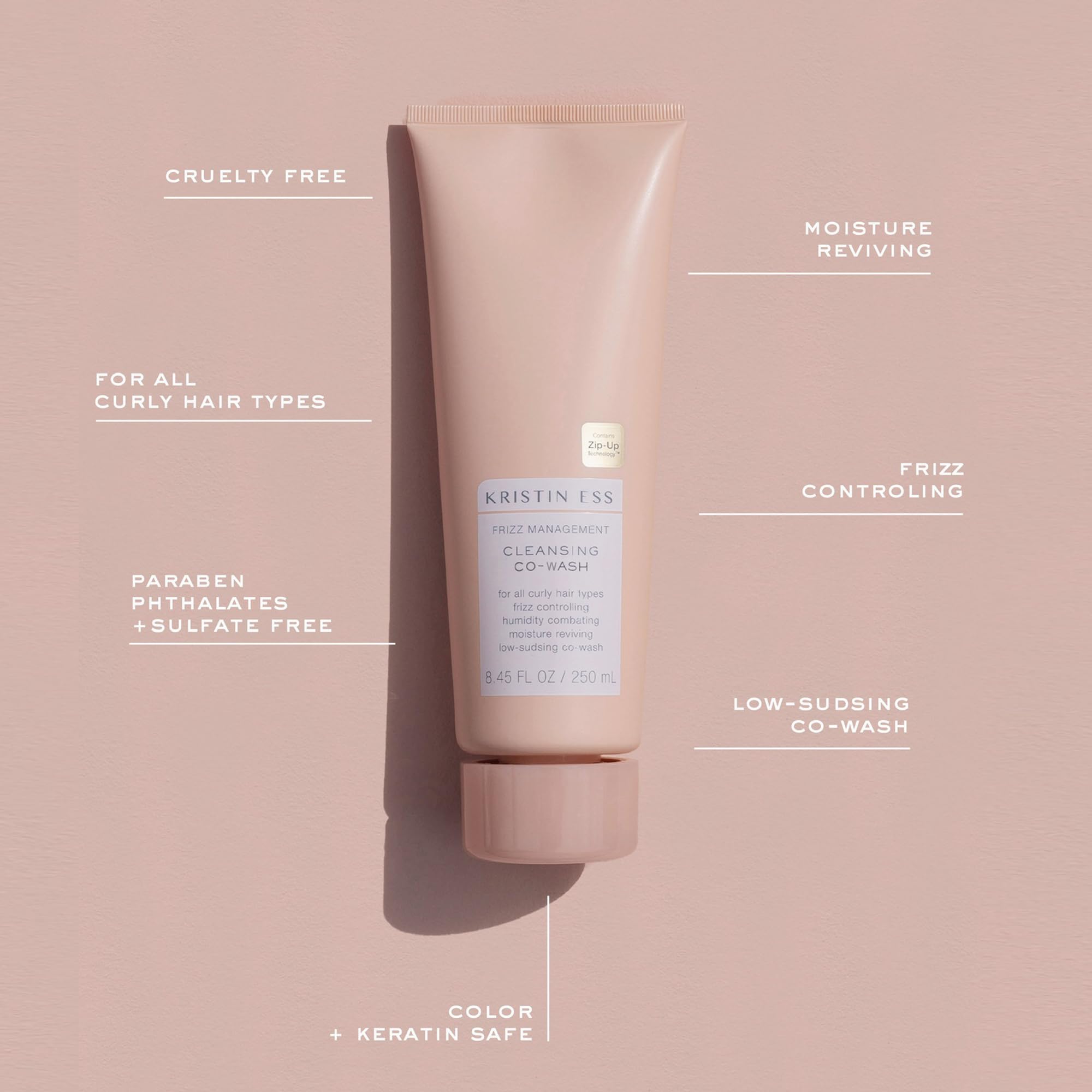 Textura ligera de Kristin Ess Frizz Management con poca espuma para pelo rizado