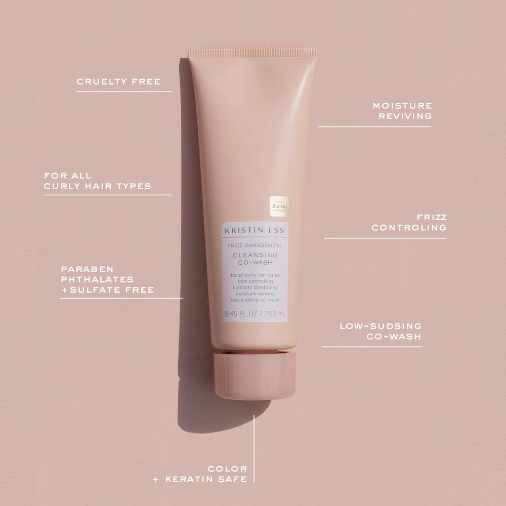 Textura ligera de Kristin Ess Frizz Management con poca espuma para pelo rizado