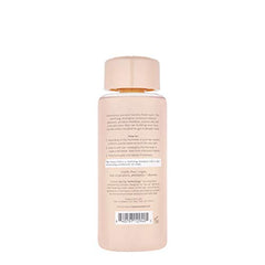 Espuma densa del champú clarificante para eliminar acumulación de productos.