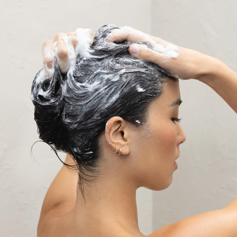 Aplicación del shampoo sin fragancia de Kristin Ess, cuidando el equilibrio capilar