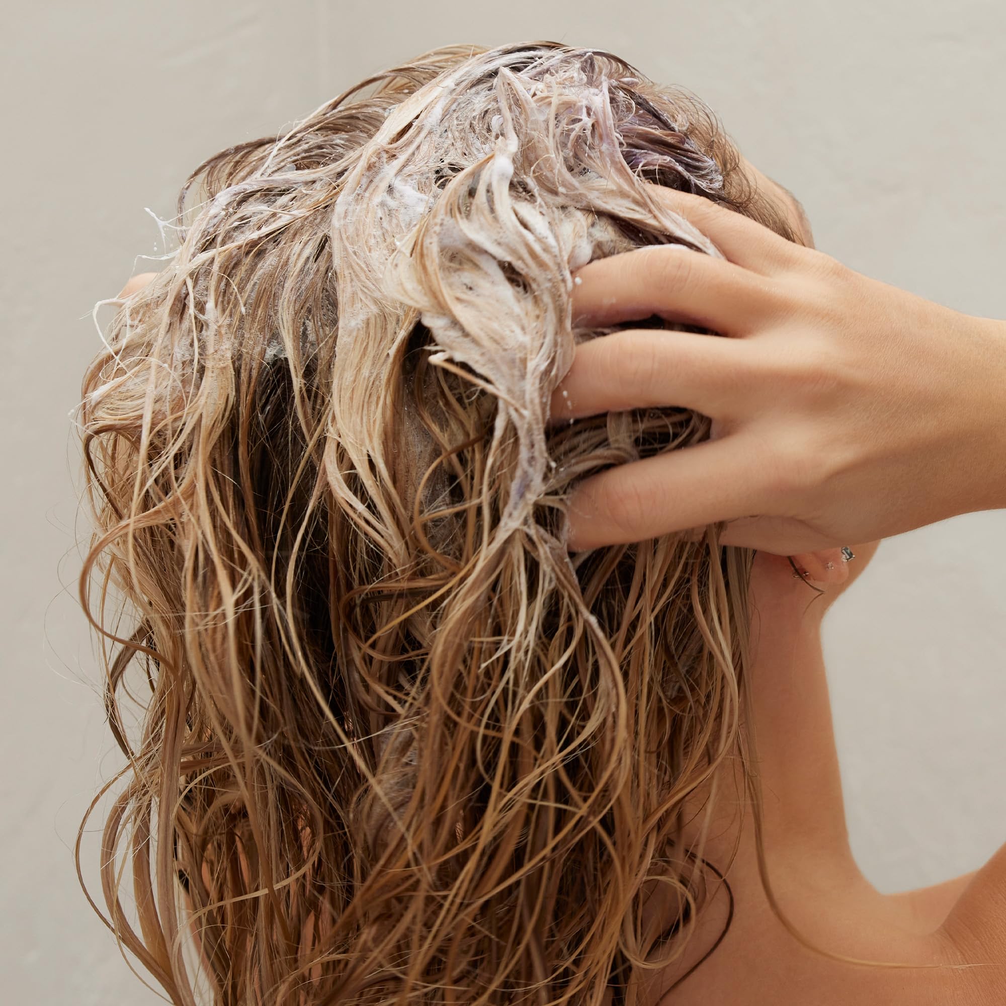 Kristin Ess The One Purple Shampoo: libre de sulfatos, silicona y parabenos.