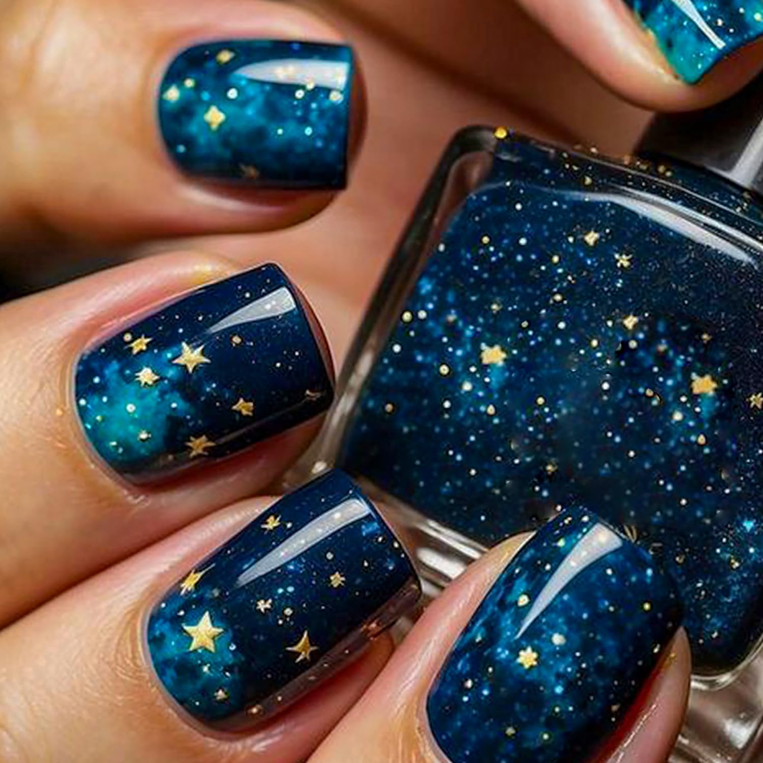 KTAABTR Unas con estrellas sobre azul oscuro, look nocturno práctico.